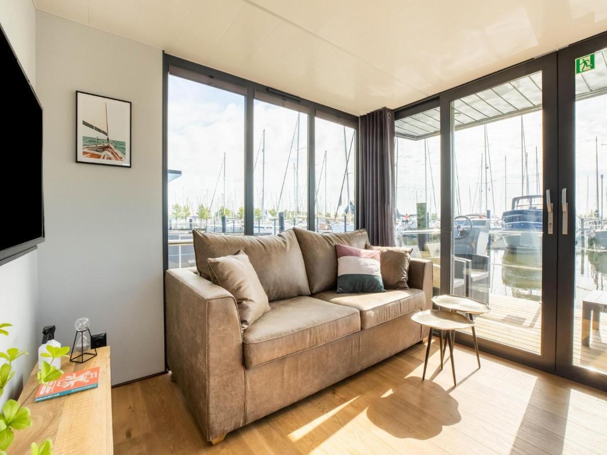 Comfortable Houseboat In Volendam Marina Esterno foto