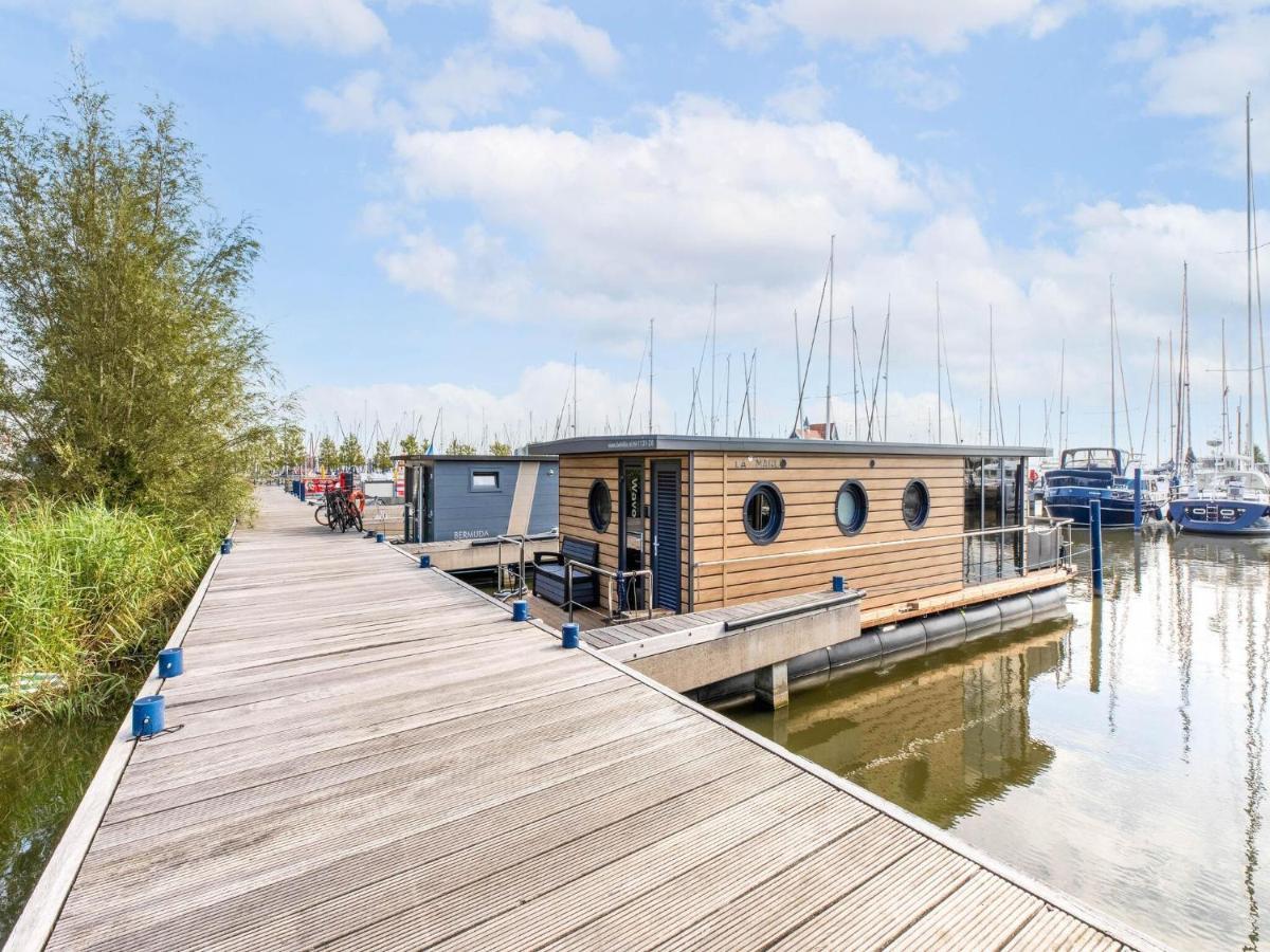Comfortable Houseboat In Volendam Marina Esterno foto
