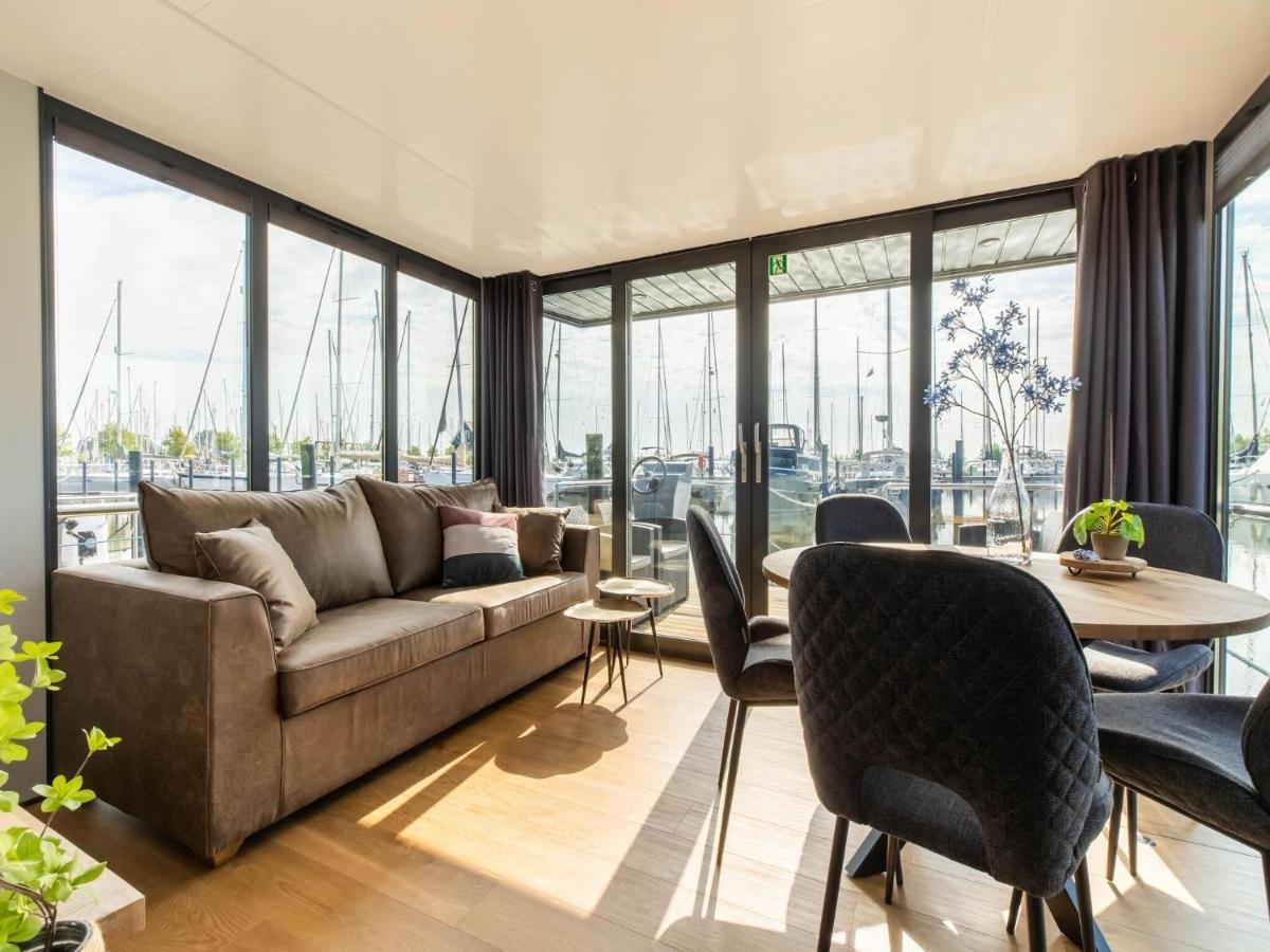 Comfortable Houseboat In Volendam Marina Esterno foto
