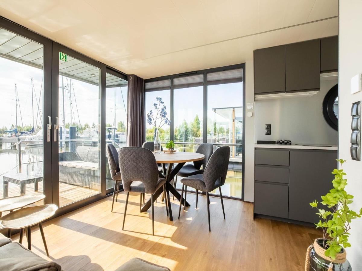 Comfortable Houseboat In Volendam Marina Esterno foto