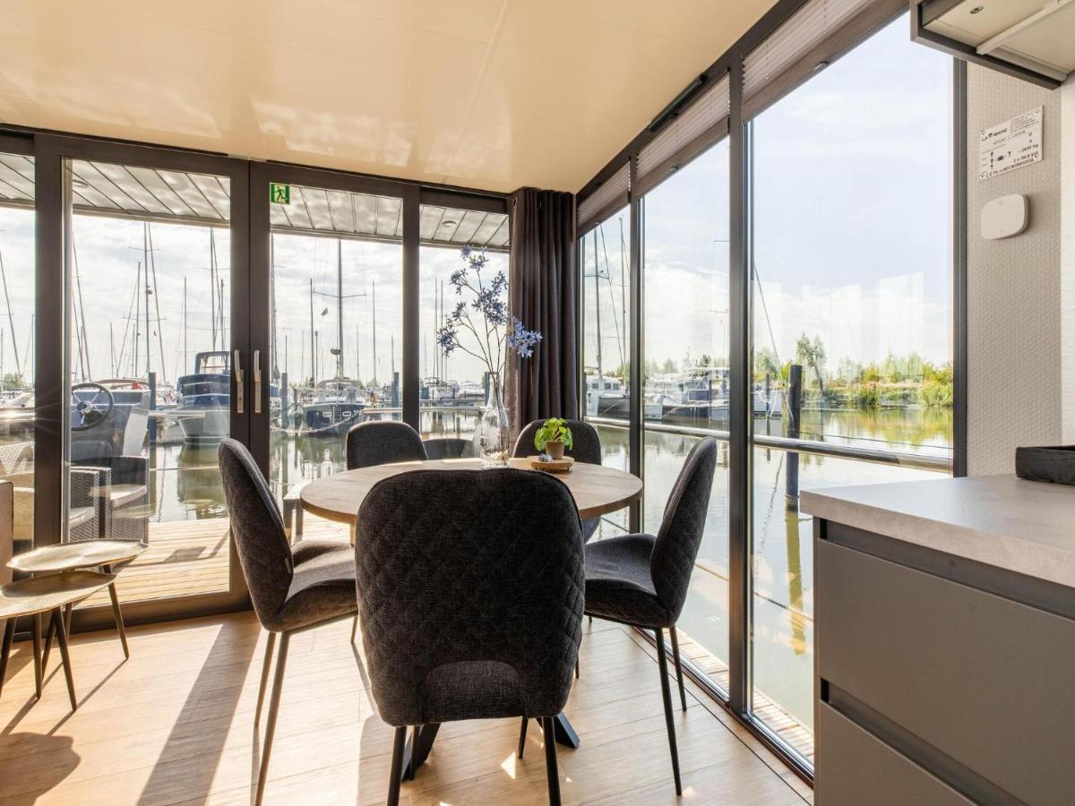 Comfortable Houseboat In Volendam Marina Esterno foto