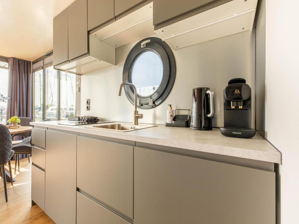 Comfortable Houseboat In Volendam Marina Esterno foto