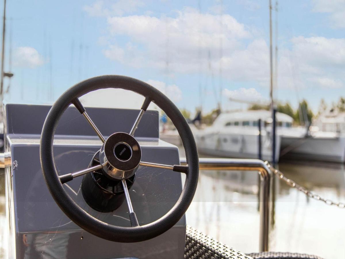 Comfortable Houseboat In Volendam Marina Esterno foto