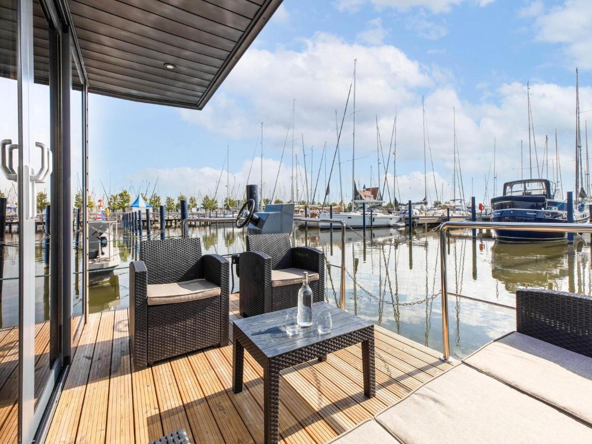 Comfortable Houseboat In Volendam Marina Esterno foto