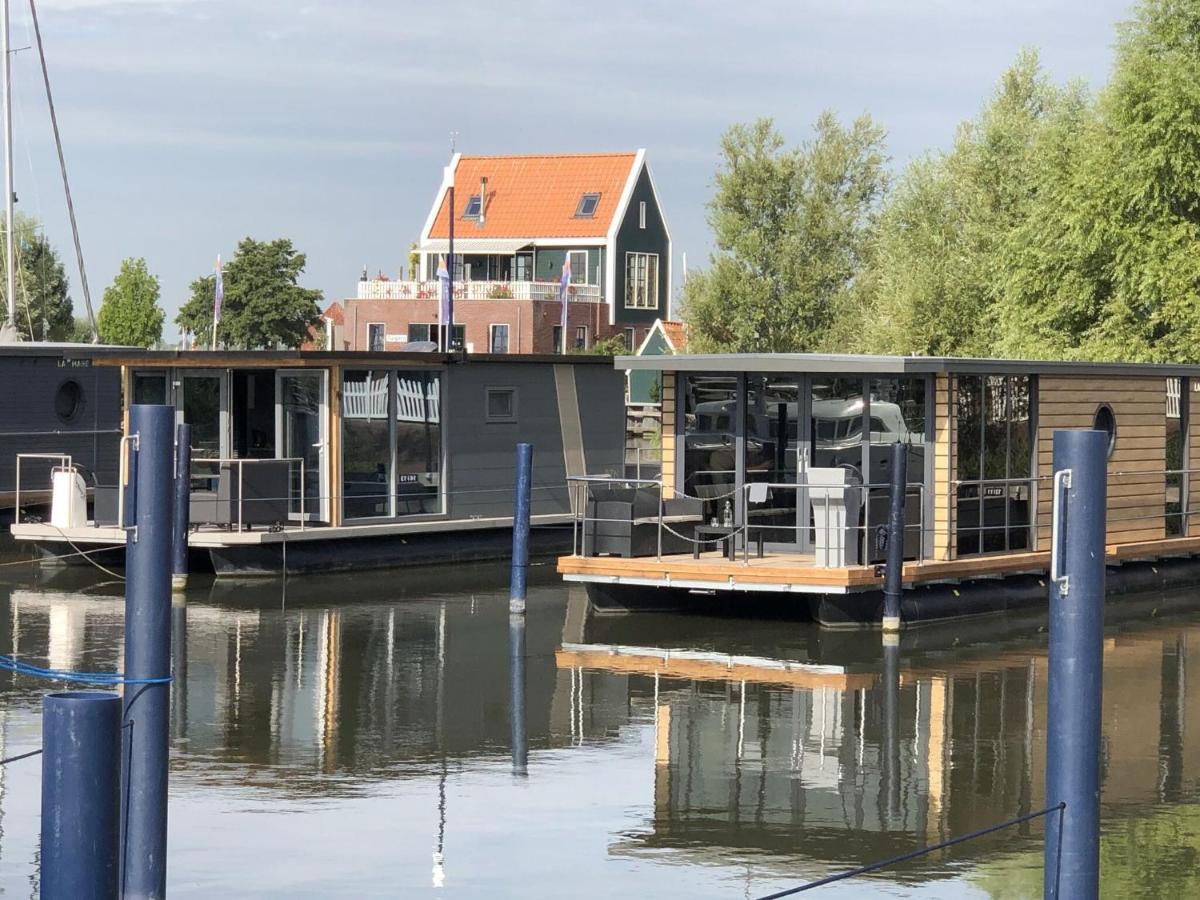 Comfortable Houseboat In Volendam Marina Esterno foto
