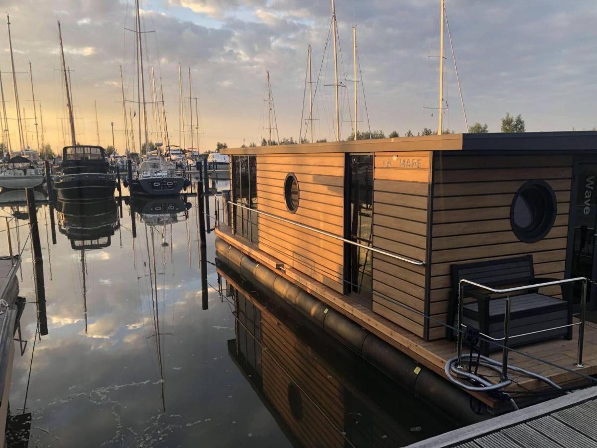 Comfortable Houseboat In Volendam Marina Esterno foto