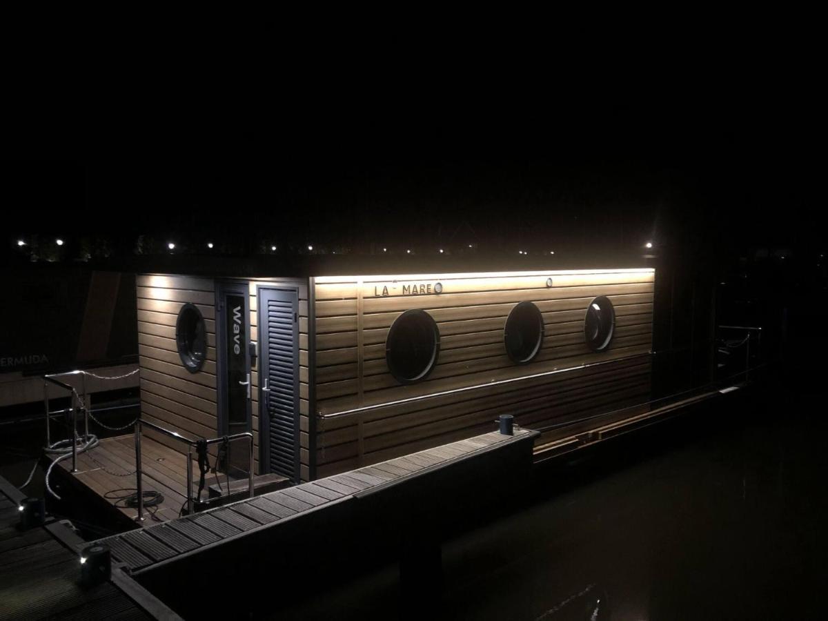 Comfortable Houseboat In Volendam Marina Esterno foto